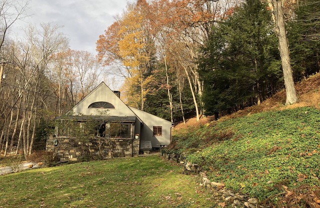 Historic Pound Ridge Cottage, 2 Beds, Fully Furnished