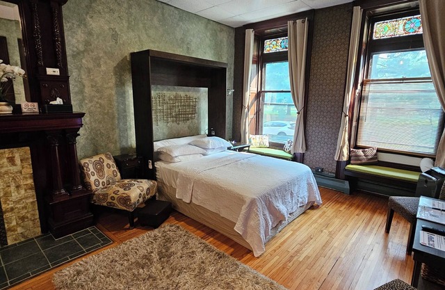 Historic Queen 1800's Studio Across From Washington Park!