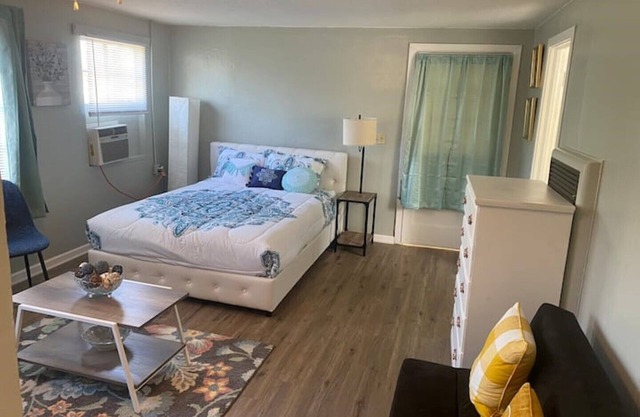 Historic Renovated Studio Apt w kitchen 2ndFl