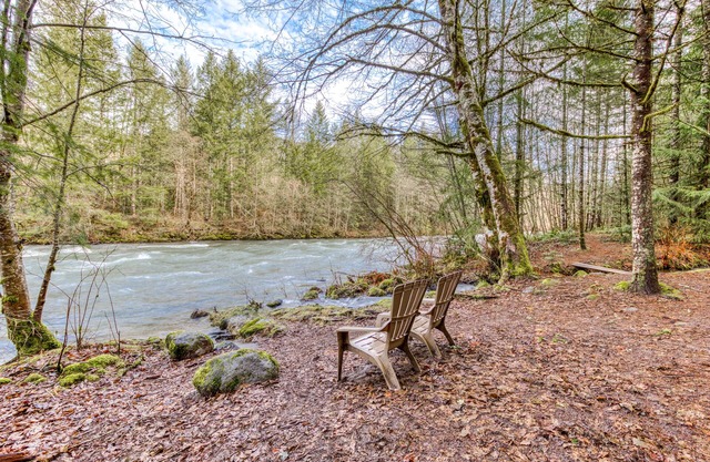 Finden Sie Ruhe und Frieden in dieser Steiner Hütte am Flussufer im Wald!