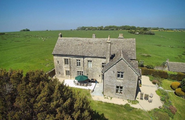 Historic Royal Hunting Lodge Perfect for Family Gatherings in the Cotswolds