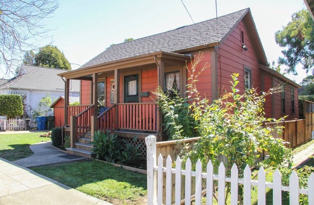 Historic Santa Rosa Cottage Hot Tub