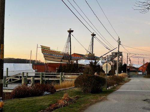 Historic Seaside Downtown Mystic Home Walk to Seaport