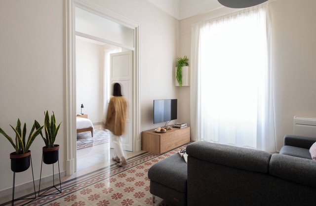 Historic stay on harbor, city center walk (5 min)