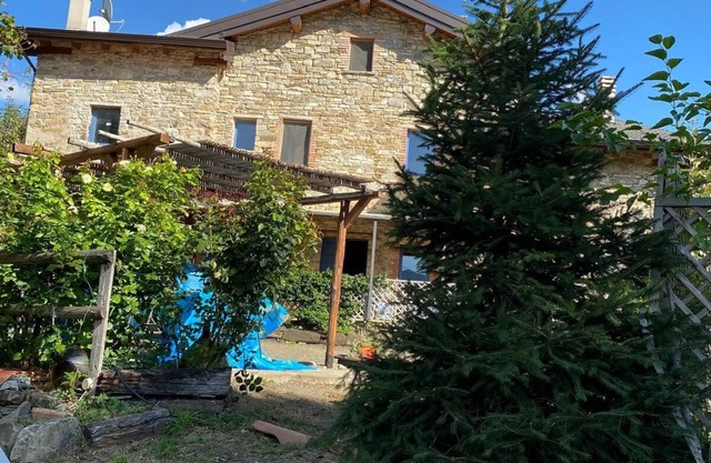 Large historic stone house in the appenine hills. Peacefully embedded in nature.