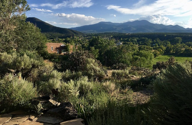 Historisches Taos Adobe, das üppiges Tal übersieht