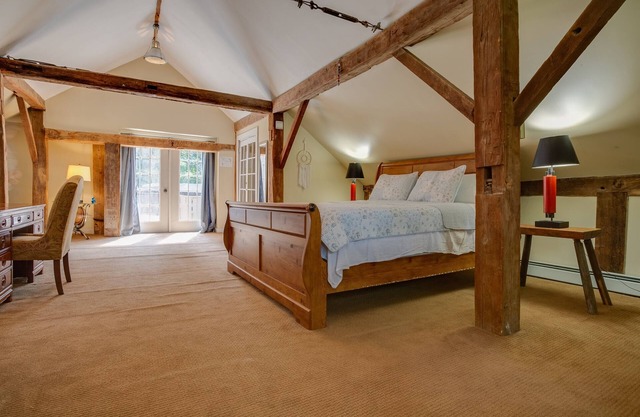 Historic Toad Hall Carriage House 200 acres w pool