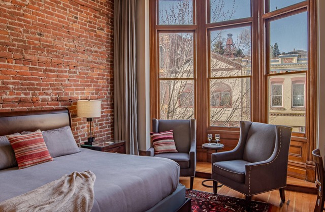 Historic Town View Room with bay window overlooking Water Street