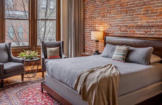 Historic Town View Room with bay window overlooking Water Street