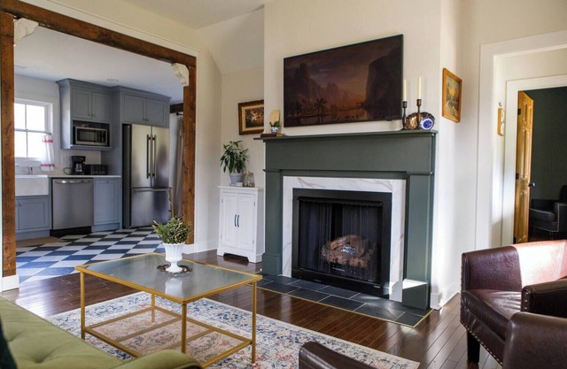 Historic Train House: Sauna, Spa shower, gas fireplace, disc golf