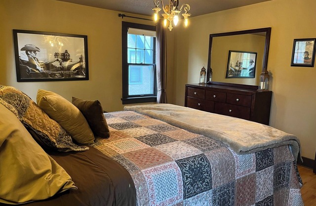 Historic Twin Tudors Inn Southeast Room (KP1400SE)