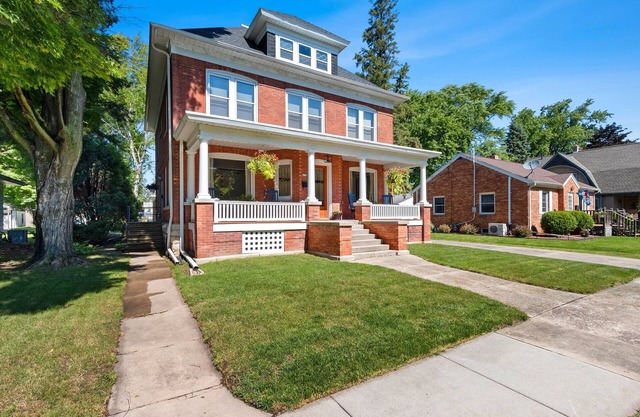 Historic two bedroom 2nd floor unit in a quiet De Pere neighborhood