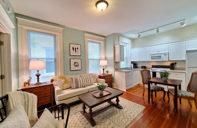 Historic Urban Downtown 1 Bedroom with Parking