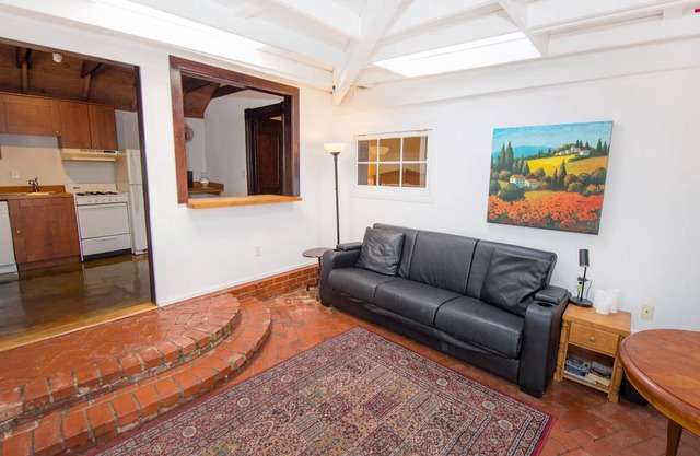 Historic Victorian Downtown 1 Bedroom! #1421
