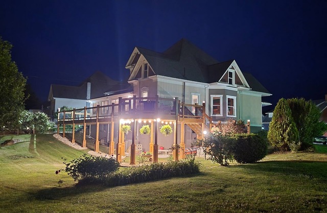 Historic Victorian New River views w/easy New River Trail access