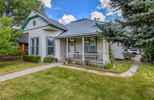 Historic Victorian Suite - Downtown Flagstaff - sleeps 6 w/ NEW Hot tub!