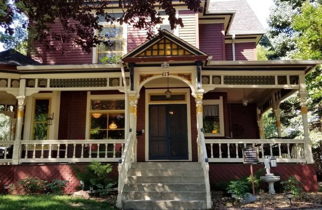 Historic Victorian Inn South Loft