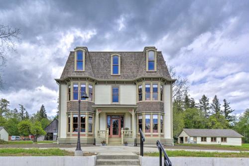 Historic, Victorian Villa with Park On-Site