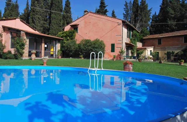 historische Villa mit Swimmingpool und großem Garten in Panoramablick.