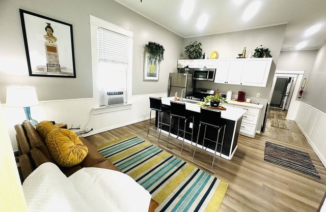 Historic Ybor City 2 bedroom home with HUGE hot tub.
