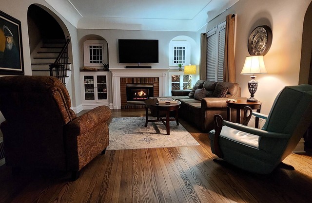 Historical 6 bed home, game room, short walk to beach & harbor lighthouse views.