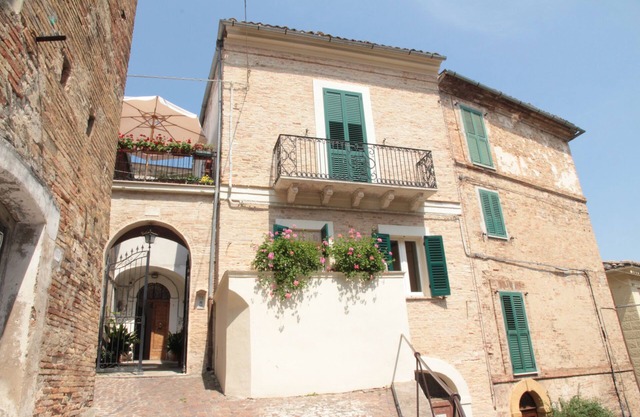 Altstadt von Penne, lebendige Abruzzo Hügel der Stadt in der Nähe von Berge und Strände