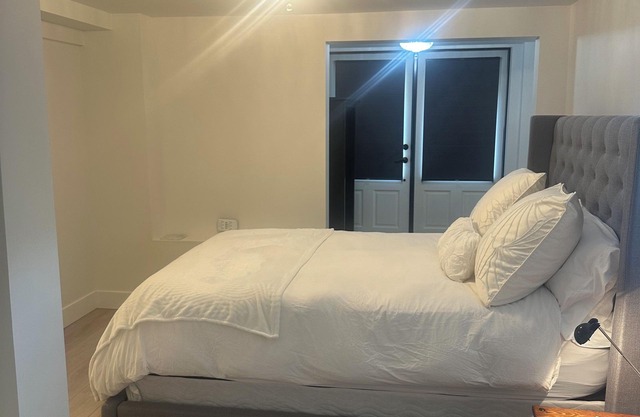 Historical gem suite 2 queen beds with spa-Like bathroom & garden patio fountain