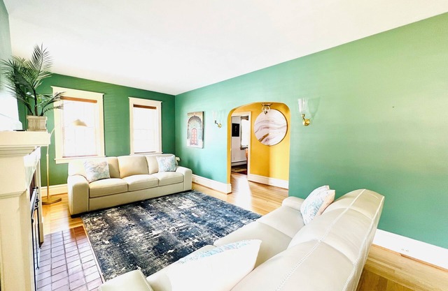 Historical Home in downtown Hummelstown close to hershey attractions w/ Hot tub