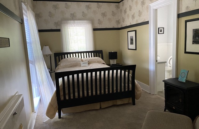 Queen-Ensuite-Beechwood Room