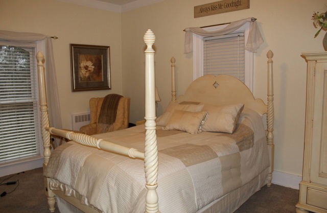 Queen-Ensuite-Superior-Magnolia Room