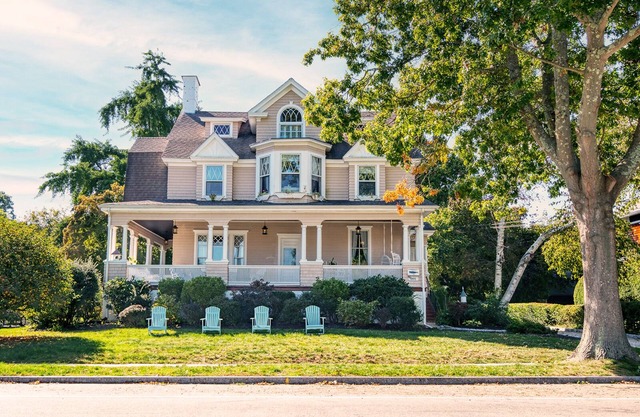 Historical New England coastal holiday home-2 min. from Ocean Beach