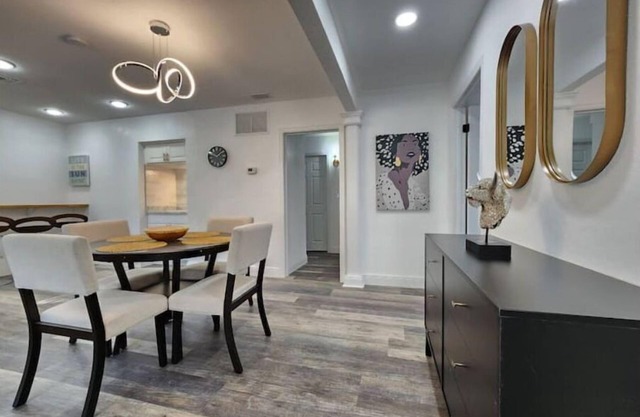 Historical SodoHouse DT near hospitals - Sleeps 11