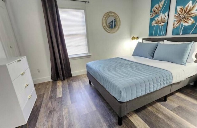 Historical SodoHouse DT near hospitals - Sleeps 11