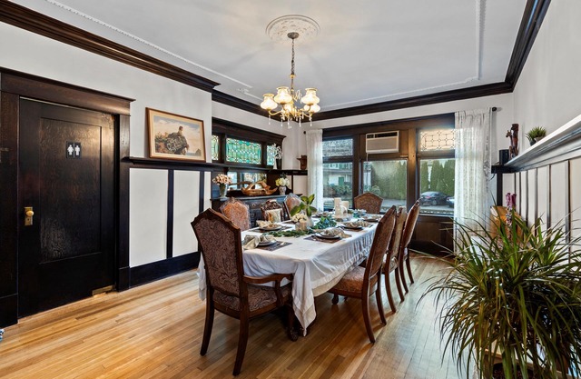Historical Tudor House—5 mins walk to Downtown core of Chilliwack, pet friendly!