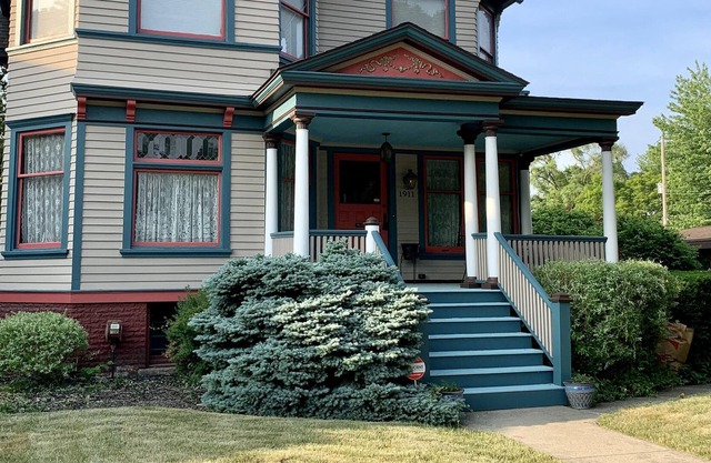 Historical Victorian Mini-Mansion! Baby Grand Piano-Pool Table-Full Kitchen