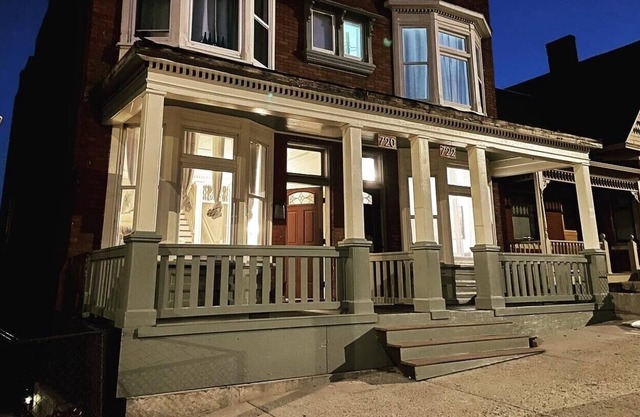 Newly Renovated Historical Townhouse Near Hospital