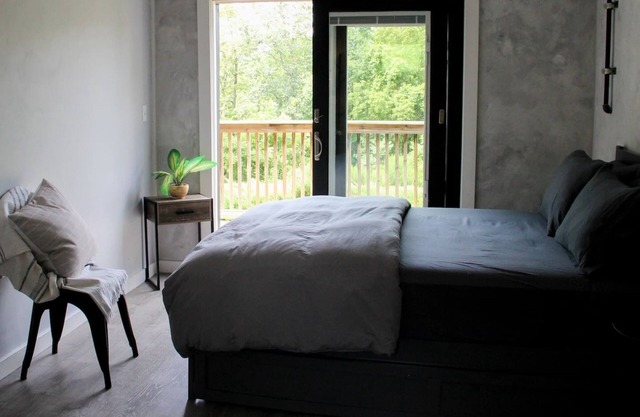 Hits | Catskills Views | Pet Friendly | Studio