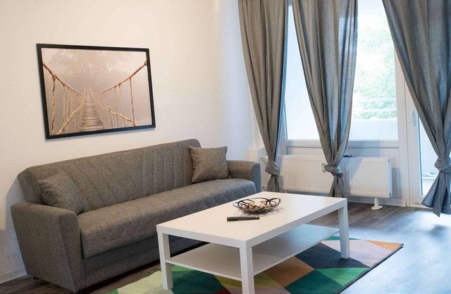 D20 zentrumsnahe Ferienwohnung in Düsseldorf mit Kaltschaummatratze, Internet und 55“ Fernseher