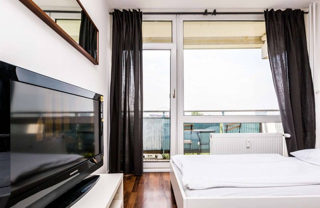 schöne Ferienwohnung in zentraler Lage in Köln Deutz mit Domblick vom Balkon und PKW-Stellplatz
