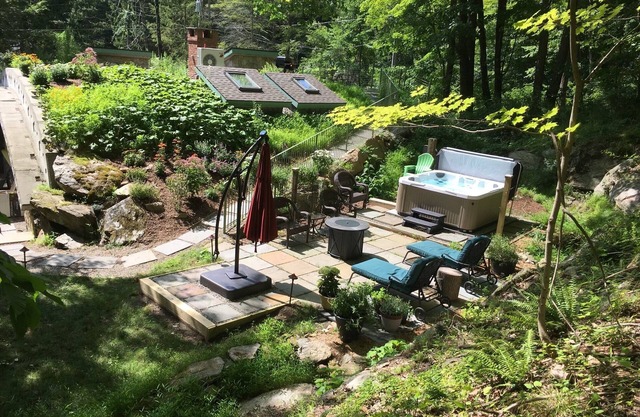 Hobbit House! Lovely, one of a kind, Hudson Valley hobbit house WITH hot tub.