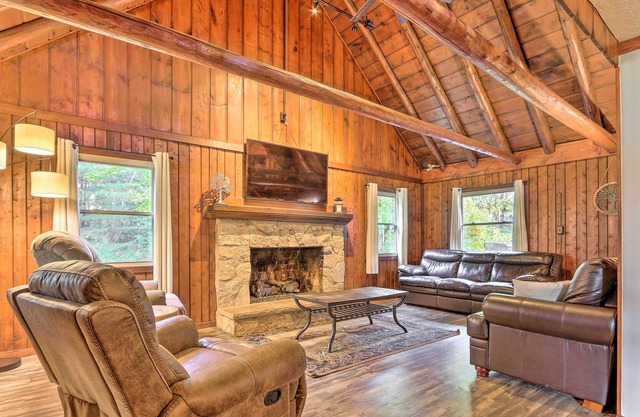 Hocking Hills Cabin w/Deck, Hot Tub & Pond!