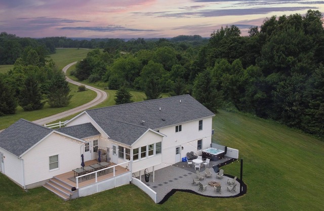 Hocking Hills Family Cabin w/ Theater & Disc Golf!