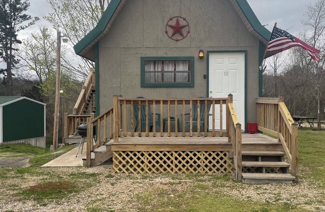 Hogan's Hideout Americana Cozy Cabin with Hot Tub
