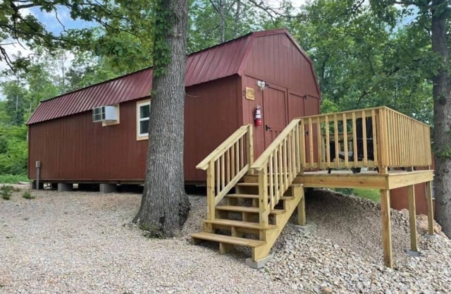 Hogan's Hideout Garage Apartment, cozy, private Cabin