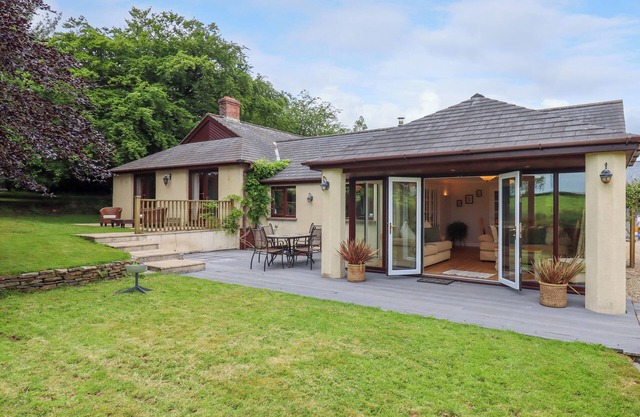 HOLE PARK, pet friendly, character holiday cottage in Holsworthy