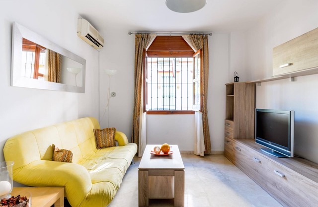 Holi-Rent Procurador One bedroom apartment in a neighboring courtyard of Triana