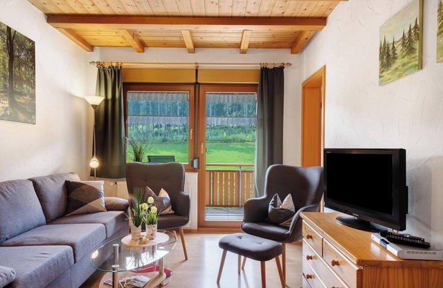 Ferienwohnung 'West' mit gemeinsamer Terrasse, gemeinsamem Garten und Balkon