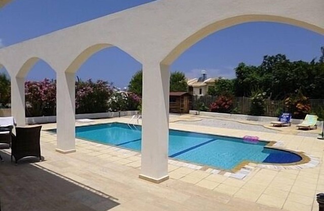 Ferienhaus mit 4 Schlafzimmern / privatem Pool, Berg- / Meerblick, Schlafmöglichkeiten für 8