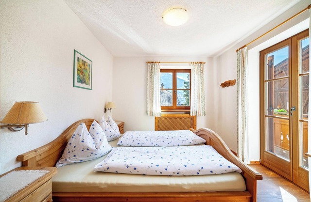Ferienwohnung "Hof am Schloss Enzian" mit Bergblick und WLAN