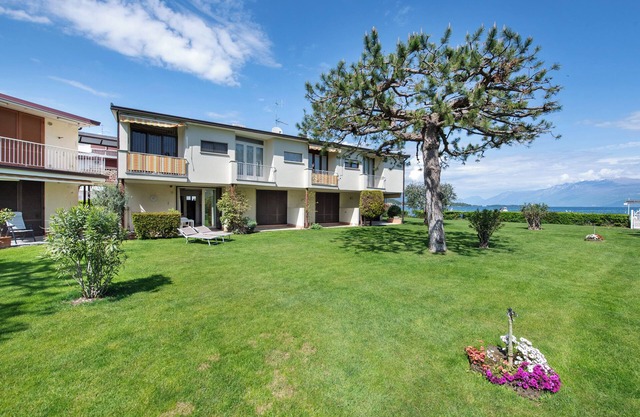 Ferienwohnung 'Lago Blu' mit Seeblick, Terrasse und Gemeinschaftsgarten